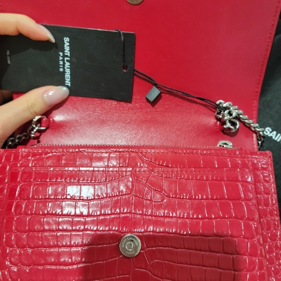 YSL SUNSET BAG CROCODILE EMBOSSED SHINY LEATHER- RED (NEW W/TAGS PACKAGING). - Picture 4 of 16